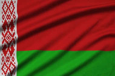 Beyaz Rusya bayrağı ile birçok çiziklere spor bez kumaş üzerinde tasvir edilmiştir. Spor takım sallayarak afiş