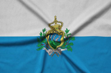 San Marino bayrağı ile birçok çiziklere spor bez kumaş üzerinde tasvir edilmiştir. Spor takım sallayarak afiş