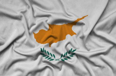 Kıbrıs bayrağı ile birçok çiziklere spor bez kumaş üzerinde tasvir edilmiştir. Spor takım sallayarak afiş