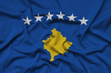 Kosova bayrağı ile birçok çiziklere spor bez kumaş üzerinde tasvir edilmiştir. Spor takım sallayarak afiş