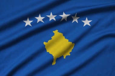 Kosova bayrağı ile birçok çiziklere spor bez kumaş üzerinde tasvir edilmiştir. Spor takım sallayarak afiş