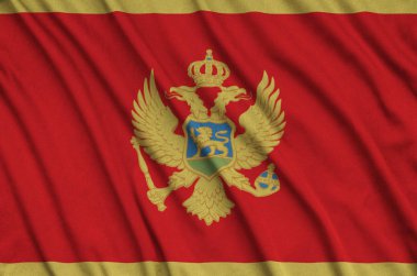 Karadağ bayrağı ile birçok çiziklere spor bez kumaş üzerinde tasvir edilmiştir. Spor takım sallayarak afiş