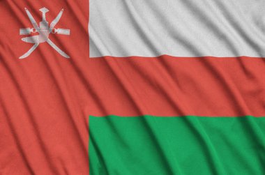 Umman bayrağı ile birçok çiziklere spor bez kumaş üzerinde tasvir edilmiştir. Spor takım sallayarak afiş