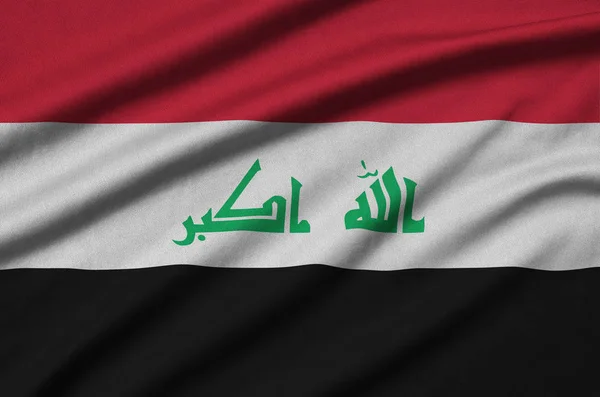 イラクの国旗は 多くのひだを持つスポーツの布生地に描かれています スポーツ チームを振ってバナー — ストック写真