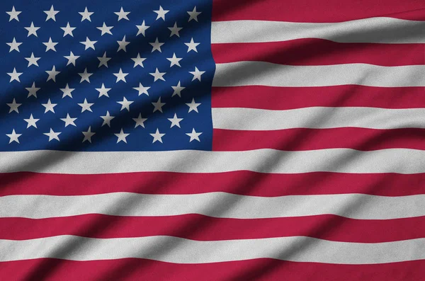 美国国旗被描绘在一个运动布织物与许多褶皱 运动队挥舞旗帜 — 图库照片