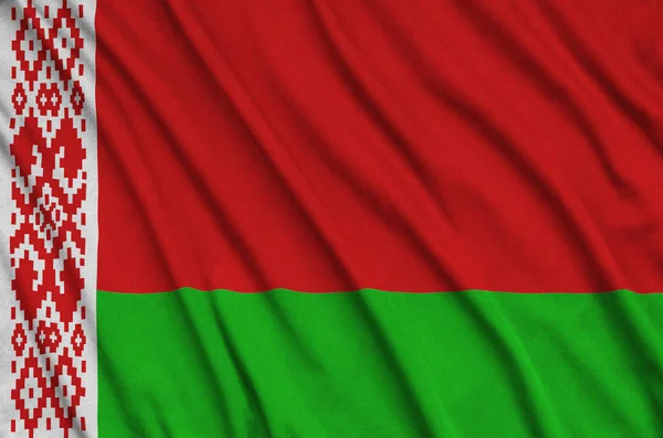 ベラルーシの国旗は 多くのひだを持つスポーツの布生地に描かれています スポーツ チームを振ってバナー — ストック写真