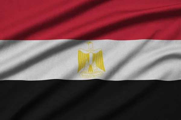 埃及国旗描绘在一个运动布织物与许多褶皱 运动队挥舞旗帜 — 图库照片
