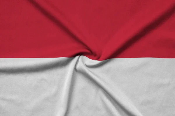 インドネシアの国旗は 多くのひだを持つスポーツの布生地に描かれています スポーツ チームを振ってバナー — ストック写真