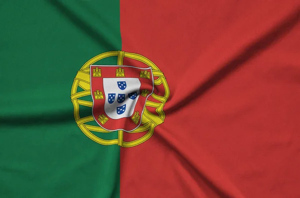 葡萄牙国旗描绘在一个运动布织物与许多褶皱 运动队挥舞旗帜 — 图库照片