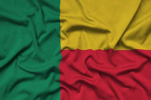 Die Benin Fahne Ist Auf Einem Sportstoff Mit Vielen Falten — Stockfoto