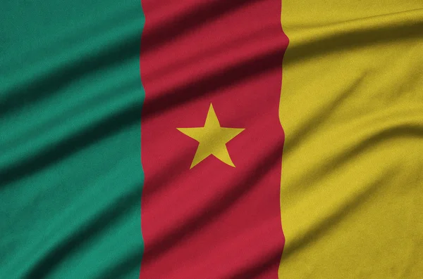 喀麦隆国旗描绘在一个运动布织物与许多褶皱 运动队挥舞旗帜 — 图库照片