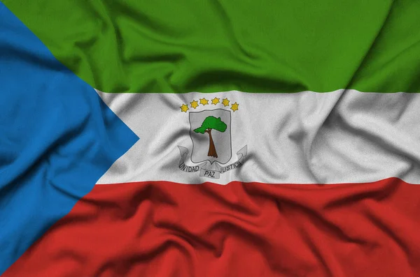 赤道几内亚国旗描绘在一个运动布织物与许多褶皱 运动队挥舞旗帜 — 图库照片