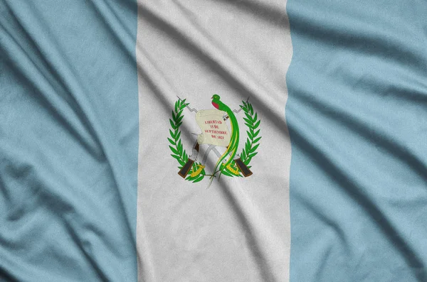 危地马拉国旗被描绘成有许多褶皱的运动布织物 运动队挥舞旗帜 — 图库照片