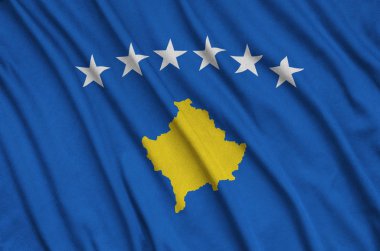 Kosova bayrağı ile birçok çiziklere spor bez kumaş üzerinde tasvir edilmiştir. Spor takım sallayarak afiş