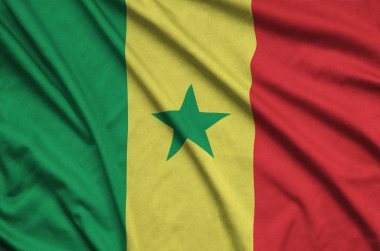 Senegal bayrağı ile birçok çiziklere spor bez kumaş üzerinde tasvir edilmiştir. Spor takım sallayarak afiş