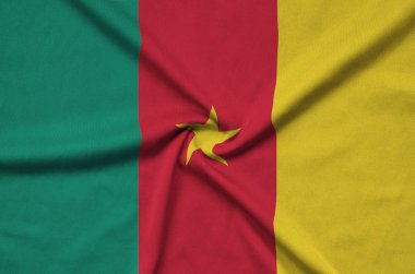 Kamerun bayrağı ile birçok çiziklere spor bez kumaş üzerinde tasvir edilmiştir. Spor takım sallayarak afiş