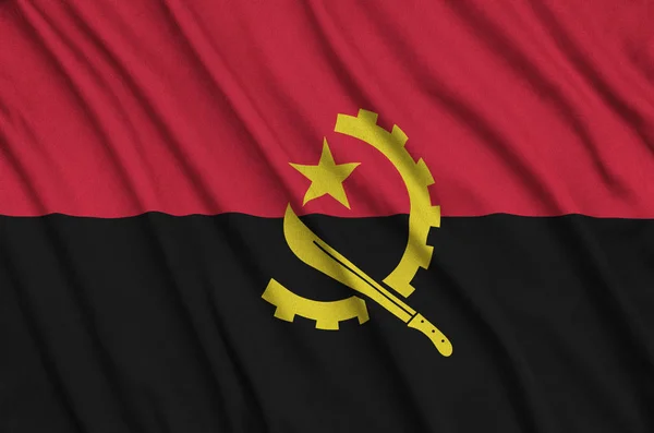 安哥拉国旗被描绘成有许多褶皱的运动布织物 运动队挥舞旗帜 — 图库照片