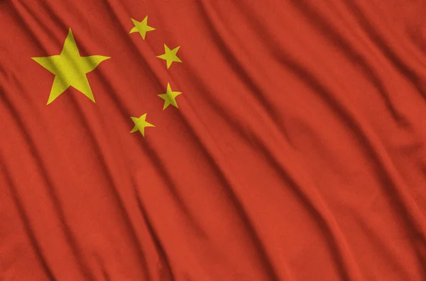 中国国旗是在一个有许多褶皱的运动布织物上描绘的 运动队挥舞旗帜 — 图库照片