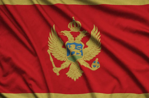 Σημαία Του Μαυροβουνίου Απεικονίζεται Ένα Σπορ Ύφασμα Πολλές Πτυχώσεις Ομάδα — Φωτογραφία Αρχείου