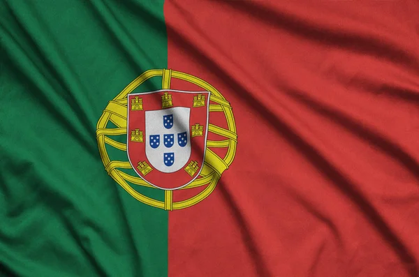 ポルトガルの国旗は 多くのひだを持つスポーツの布生地に描かれています スポーツ チームを振ってバナー — ストック写真