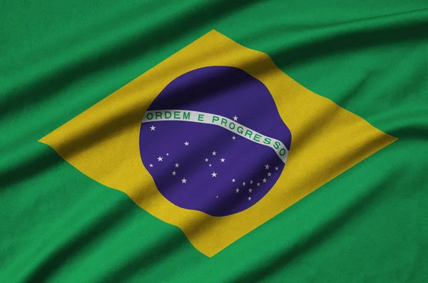 ブラジルの国旗は 多くのひだを持つスポーツの布生地に描かれています スポーツ チームを振ってバナー — ストック写真