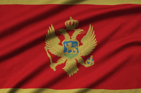 Die Montenegrinische Flagge Ist Auf Einem Sportstoff Mit Vielen Falten — Stockfoto