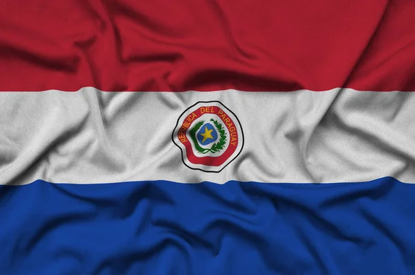 巴拉圭国旗描绘在一个运动布织物与许多褶皱 运动队挥舞旗帜 — 图库照片