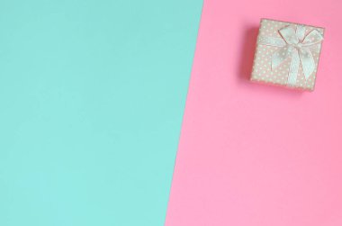 Küçük pembe hediye kutusu yalan üzerine doku arka planını moda pastel mavi ve pembe renk kağıt en az kavramında.