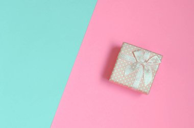 Küçük pembe hediye kutusu yalan üzerine doku arka planını moda pastel mavi ve pembe renk kağıt en az kavramında.