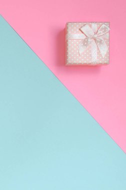 Küçük pembe hediye kutusu yalan üzerine doku arka planını moda pastel mavi ve pembe renk kağıt en az kavramında.
