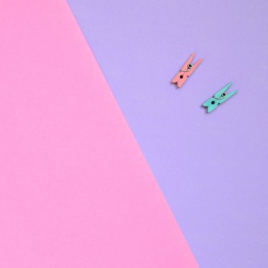 İki renkli ahşap mandal moda pastel menekşe doku arka plan üzerinde yalan ve pembe renkler en az kavramında kağıt.