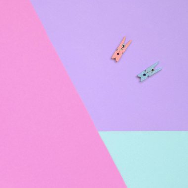 İki renkli ahşap mandal moda mor, mavi ve pembe kağıt en az renkleri pastel kavramı doku arka plan üzerinde yalan.