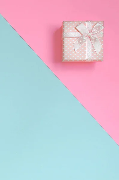 Kleine Rosa Geschenkbox Liegen Auf Textur Hintergrund Der Mode Pastell — Stockfoto