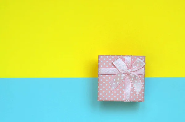 Маленькая Розовая Коробка Подарка Лежат Фоне Текстуры Моды Пастельно Синий — стоковое фото