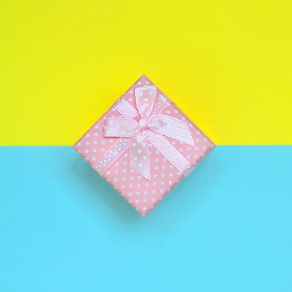 Kleine Rosa Geschenkbox Liegen Auf Textur Hintergrund Der Mode Pastell — Stockfoto