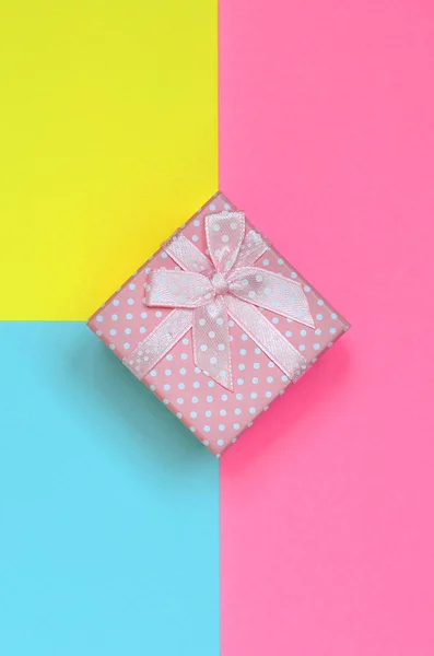 Pequena Caixa Presente Rosa Encontra Fundo Textura Moda Pastel Azul — Fotografia de Stock