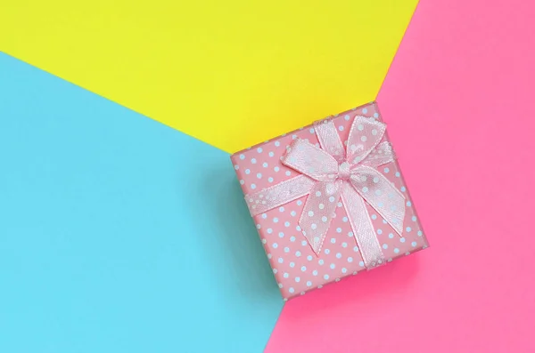 Kleine Rosa Geschenkbox Liegen Auf Textur Hintergrund Der Mode Pastell — Stockfoto