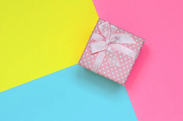 Kleine Rosa Geschenkbox Liegen Auf Textur Hintergrund Der Mode Pastell — Stockfoto