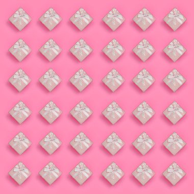 Pembe hediye kutuları bir sürü moda pastel pembe renkli kağıt doku arka plan üzerinde en az kavramında yatıyor. Soyut trendy desen.