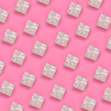 Pembe hediye kutuları bir sürü moda pastel pembe renkli kağıt doku arka plan üzerinde en az kavramında yatıyor. Soyut trendy desen.