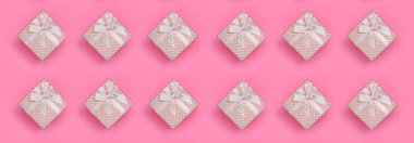 Pembe hediye kutuları bir sürü moda pastel pembe renkli kağıt doku arka plan üzerinde en az kavramında yatıyor. Soyut trendy desen.