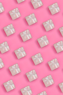 Pembe hediye kutuları bir sürü moda pastel pembe renkli kağıt doku arka plan üzerinde en az kavramında yatıyor. Soyut trendy desen.