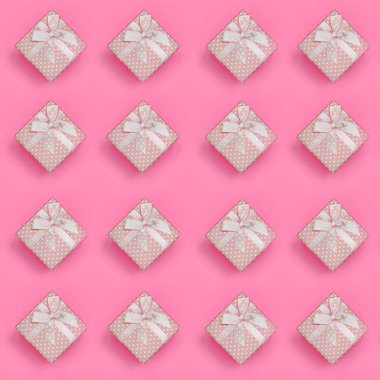 Pembe hediye kutuları bir sürü moda pastel pembe renkli kağıt doku arka plan üzerinde en az kavramında yatıyor. Soyut trendy desen.