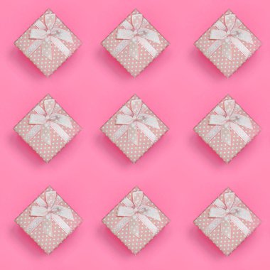 Pembe hediye kutuları bir sürü moda pastel pembe renkli kağıt doku arka plan üzerinde en az kavramında yatıyor. Soyut trendy desen.