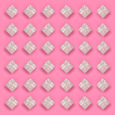 Pembe hediye kutuları bir sürü moda pastel pembe renkli kağıt doku arka plan üzerinde en az kavramında yatıyor. Soyut trendy desen.