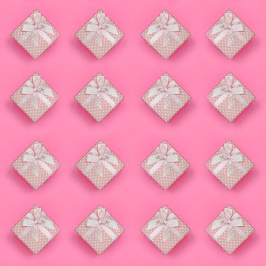 Pembe hediye kutuları bir sürü moda pastel pembe renkli kağıt doku arka plan üzerinde en az kavramında yatıyor. Soyut trendy desen.