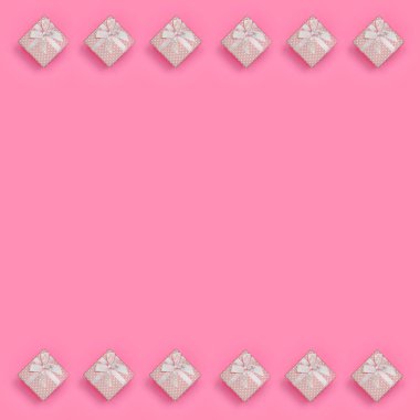 Pembe hediye kutuları bir sürü moda pastel pembe renkli kağıt doku arka plan üzerinde en az kavramında yatıyor. Soyut trendy desen.