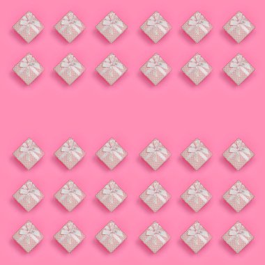 Pembe hediye kutuları bir sürü moda pastel pembe renkli kağıt doku arka plan üzerinde en az kavramında yatıyor. Soyut trendy desen.
