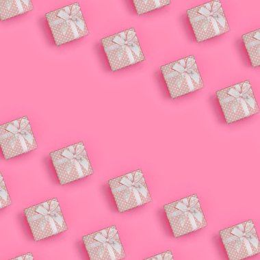 Pembe hediye kutuları bir sürü moda pastel pembe renkli kağıt doku arka plan üzerinde en az kavramında yatıyor. Soyut trendy desen.