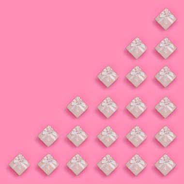 Pembe hediye kutuları bir sürü moda pastel pembe renkli kağıt doku arka plan üzerinde en az kavramında yatıyor. Soyut trendy desen.